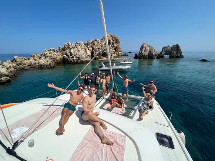 Paros- Catamaran Cruise with Swimming, Meal and Drinks